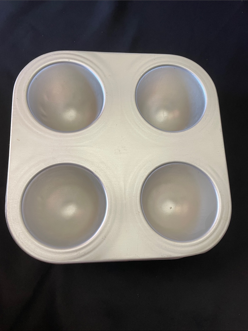 Wilton White 4-Cavity Round Baking Pan